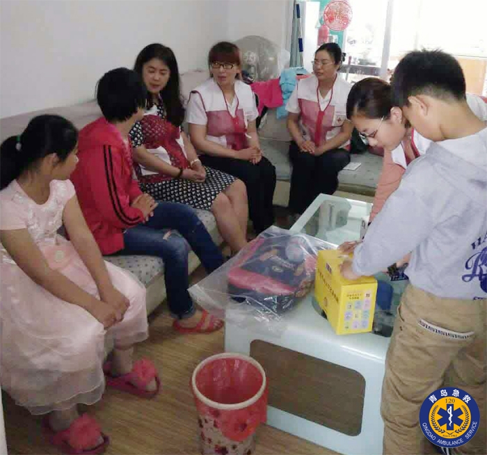 牵手春蕾女童，共度快乐“六一”